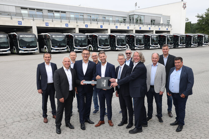 Übergabe von 12 neuen Elektrobussen